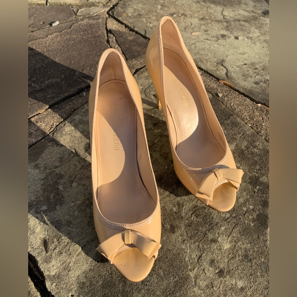 Beige leather peep toe pumps with bow detail